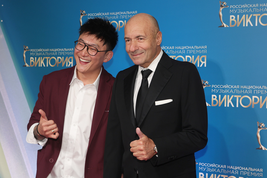 Игорь Крутой и певец Alex Lim на Российской национальной музыкальной премии «Виктория-2026»
