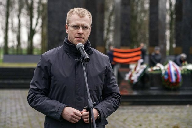 Мэр Даугавпилса Андрей Элксниньш выступает на церемонии зажжения Вечного огня у мемориала советским воинам в парке Дубровина в Даугавпилсе