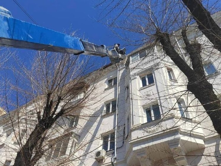 В центре Хабаровска обрушился фасад дома