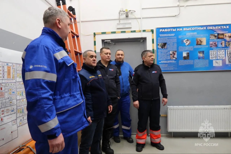 Начальник Главного управления Олег Гилёв встретился с работниками пожарно-спасательного подразделения объекта в посёлке Сабетта