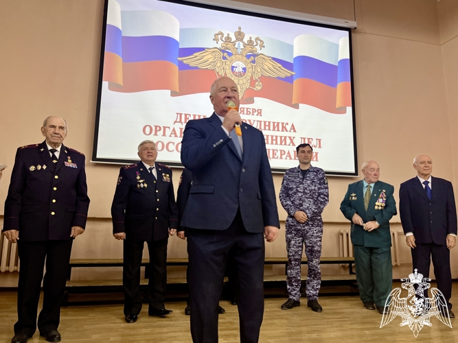 В преддверии Дня сотрудников органов внутренних дел росгвардейцы посетили торжественное мероприятие в подшефном техникуме 