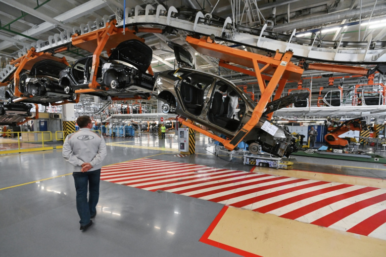 Главный конвейер линии сборки автомобилей Lada на АвтоВАЗе