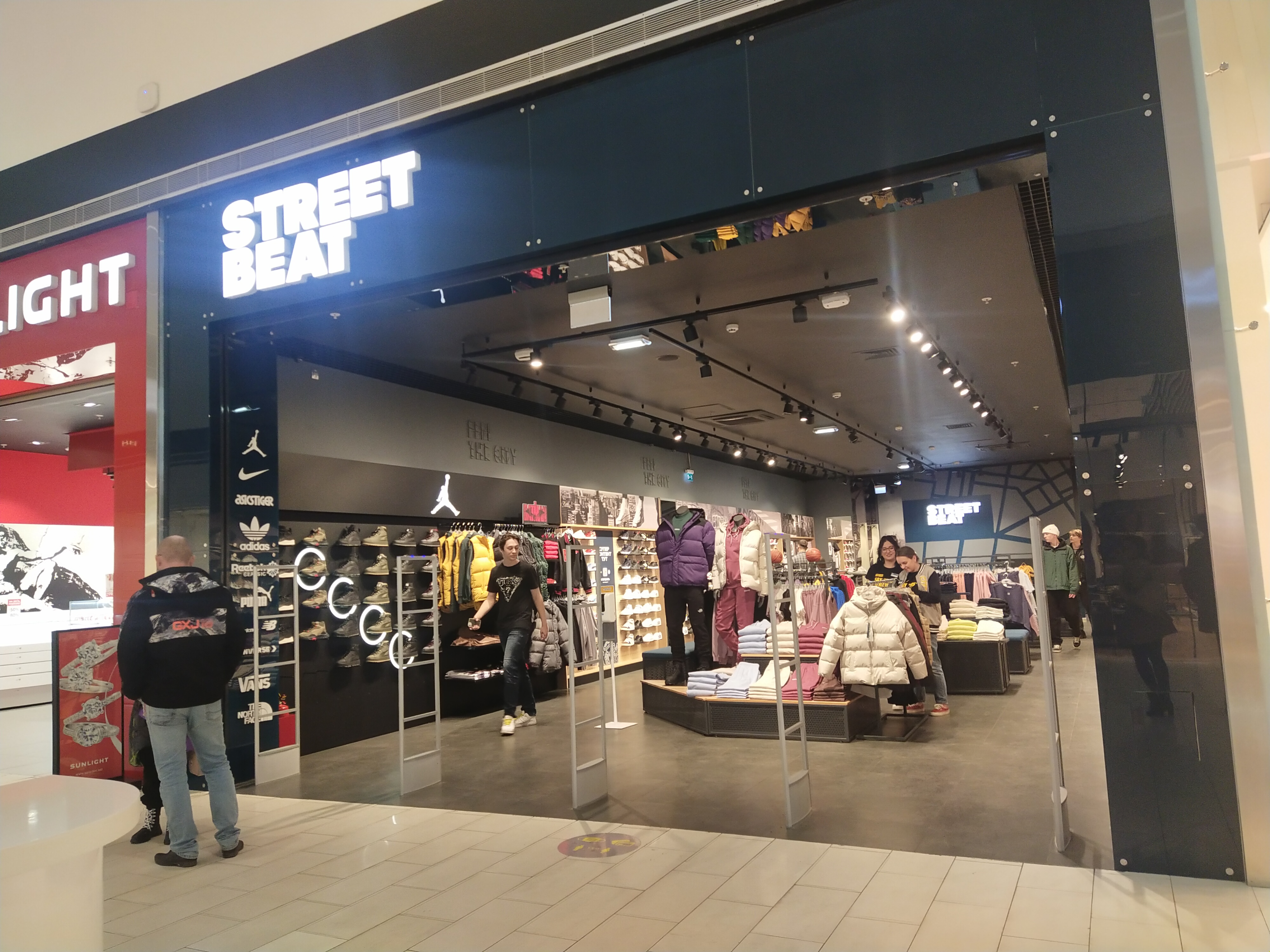 Робот в меге омск. Омск мега 2 марта. Тц мега омск. Фотопечать мега омск. Мега омск фото внутри.