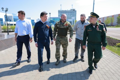 Андрей Воробьев возложил цветы к стеле «Город воинской славы» в Можайске