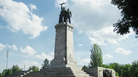 В болгарском парламенте защитили памятник советским воинам-освободителям в Софии