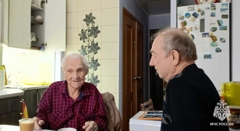 С Днем спасателя и наступающим Новым годом поздравили ветерана Михаила Ефимовского