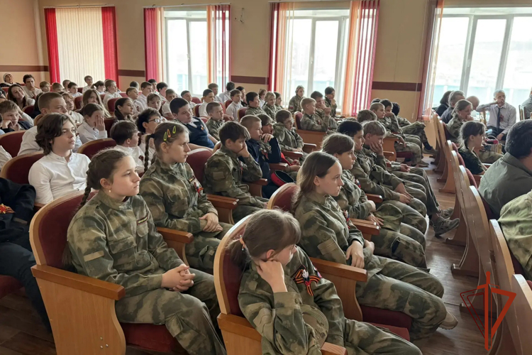 Сотрудники ОМОН «Рубеж» рассказали новокузнецким школьникам о связи поколений защитников Родины