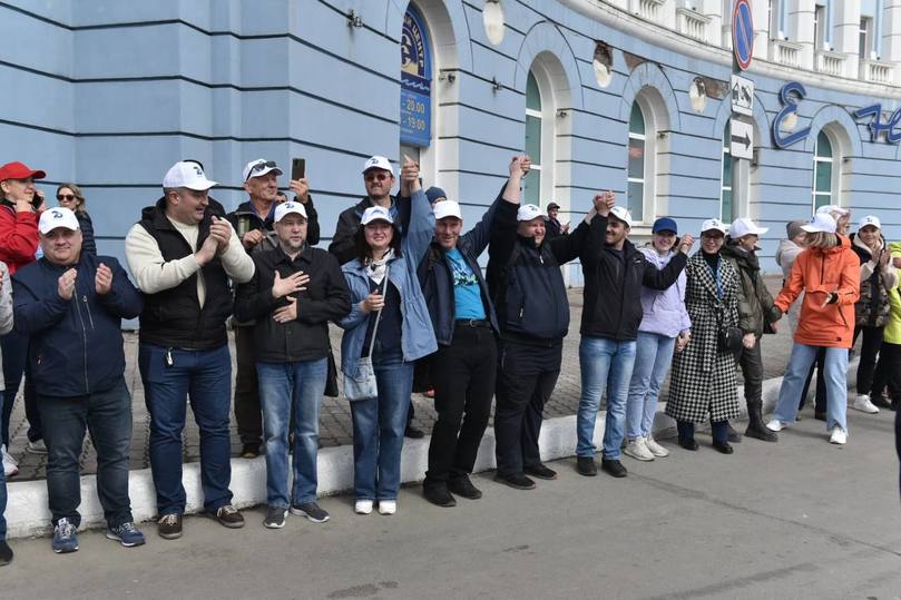 обними город. рекорд норильска обними город. обними город. жаль что нельзя обнимать сквозь города. обними город норильск 2023.