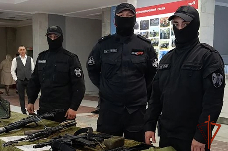 ОМОН Росгвардии организовал патриотическую выставку для железнодорожников и их семей
