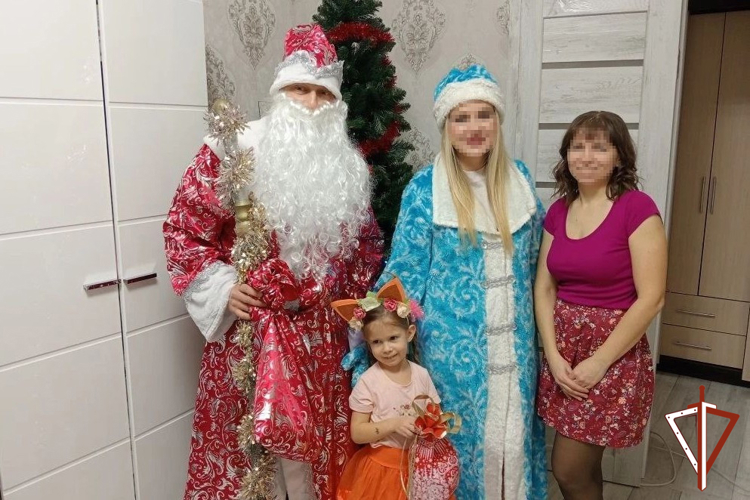 В Югре Дед Мороз специального назначения Росгвардии навестил семьи коллег