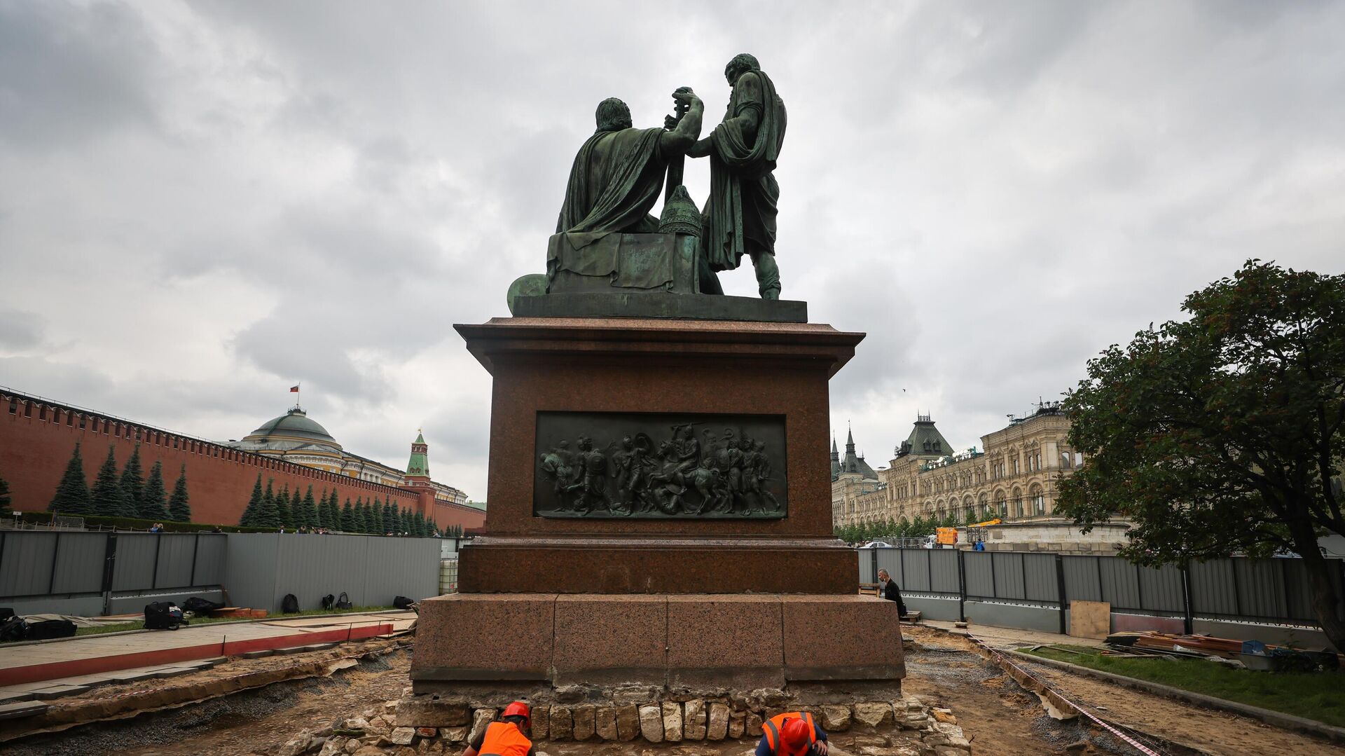 Реставрация памятника. Памятник Минину и Пожарскому на красной площади. Минин и Пожарский памятник в Москве. Минин и Пожарский памятник на красной площади.