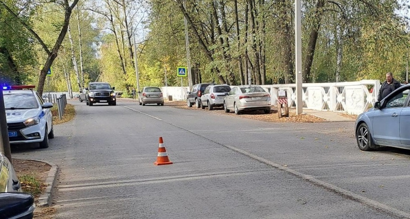 В Кирове водитель внедорожника сбил девушку, переходившую дорогу