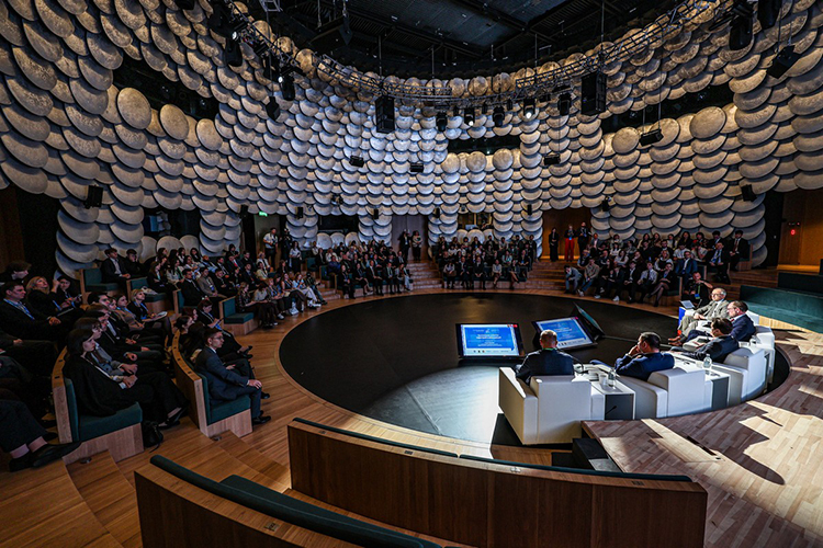 «Сейчас мы занимаемся реновацией речного порта, там стоят гаражи, и некоторые их владельцы решили, что они стоят космических денег, потому что, допустим, там дверцы руками вырезали, и все в таком роде»