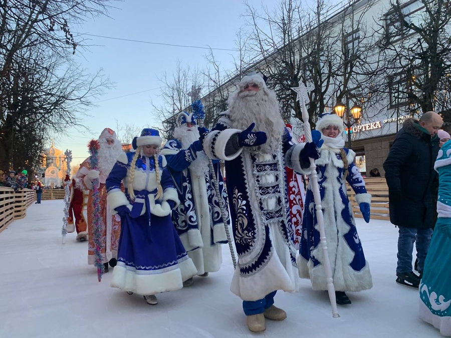 Дедушки Морозы открыли каток в Гатчине