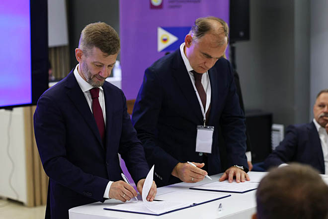 В ходе стратегической сессии губернатор Владислав Кузнецов и директор НИЦ «Строительство» Виталий Крючков подписали соглашение о сотрудничестве в области развития строительных технологий в условиях вечной мерзлоты. ФОТО: ПРЕСС-СЛУЖБА ПРАВИТЕЛЬСТВА ЧУКОТСКОГО АО