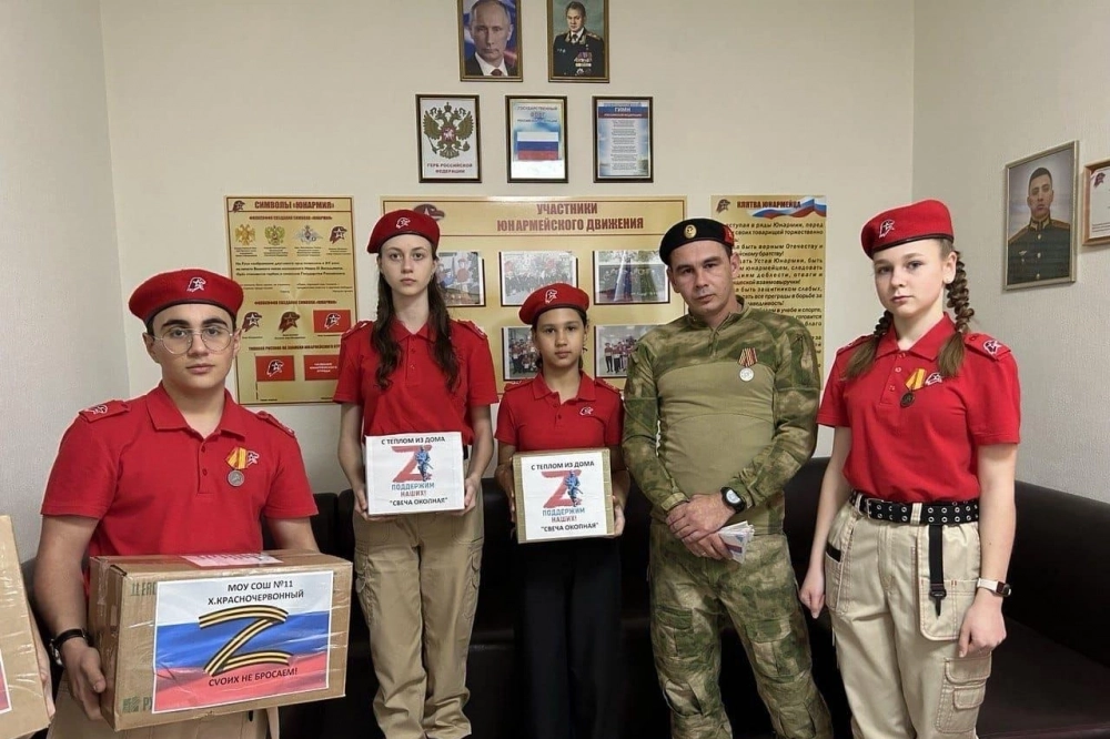 Ребята проводят благотворительные ярмарки, деают свечи и масксети, шьют противодроновые одеяла бойцам СВО.