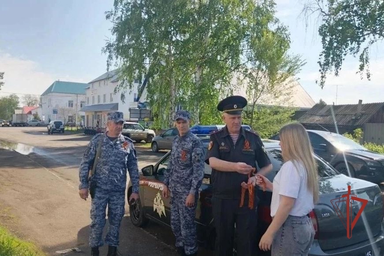 В Оренбургской области сотрудники вневедомственной охраны Росгвардии приняли участие в акции «Георгиевская ленточка