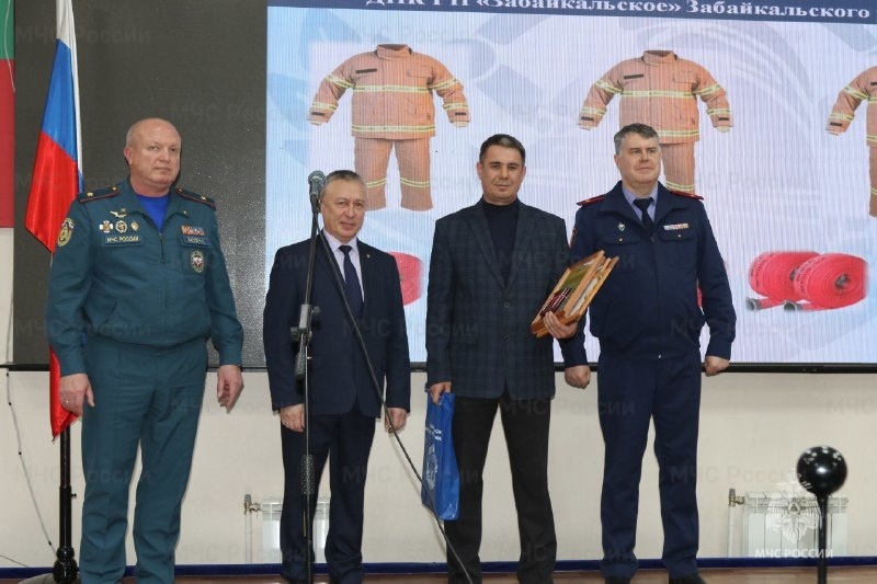 Забайкальские спасатели наградили отличившихся в 2023 году добровольцев