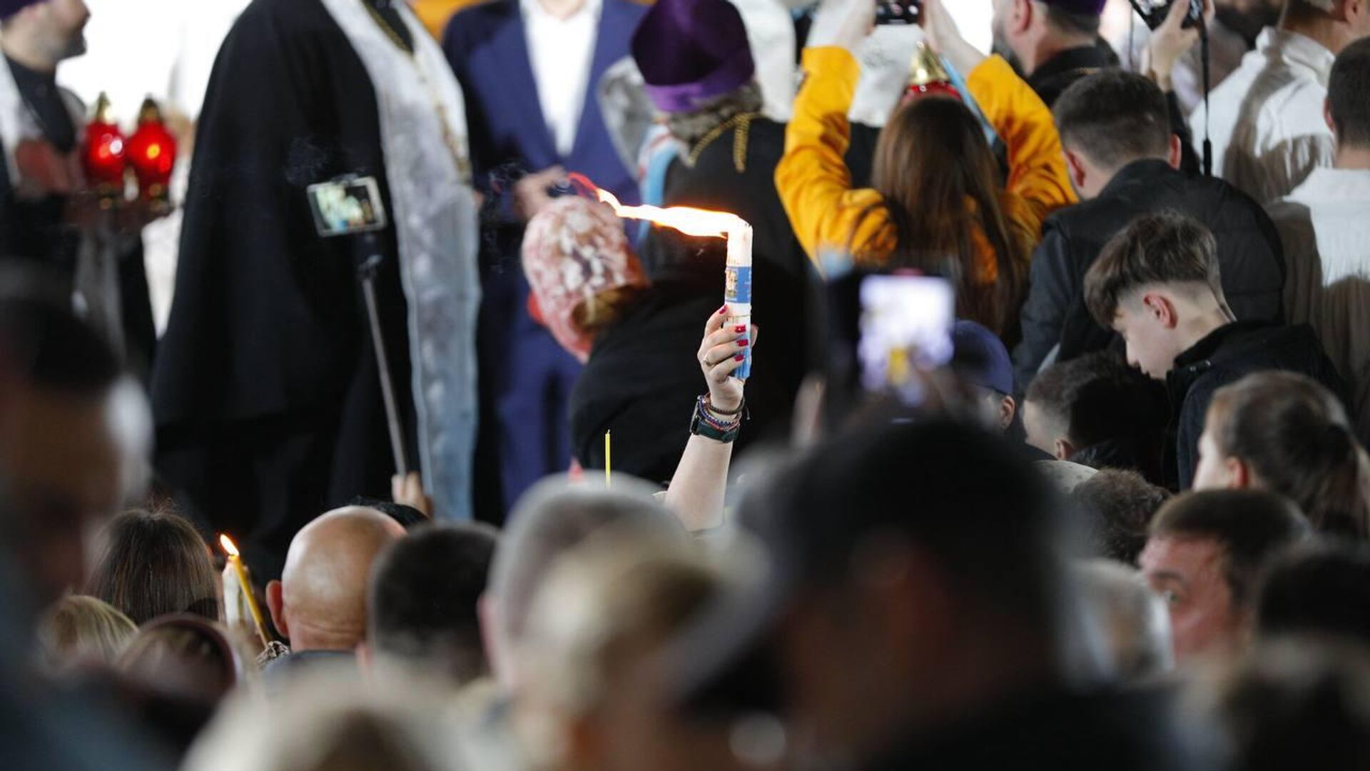 Верующие делятся частицей Благодатного огня перед Кафедральным собором в Кишиневе, 19.04.2025 - Sputnik Молдова, 1920, 19.04.2025