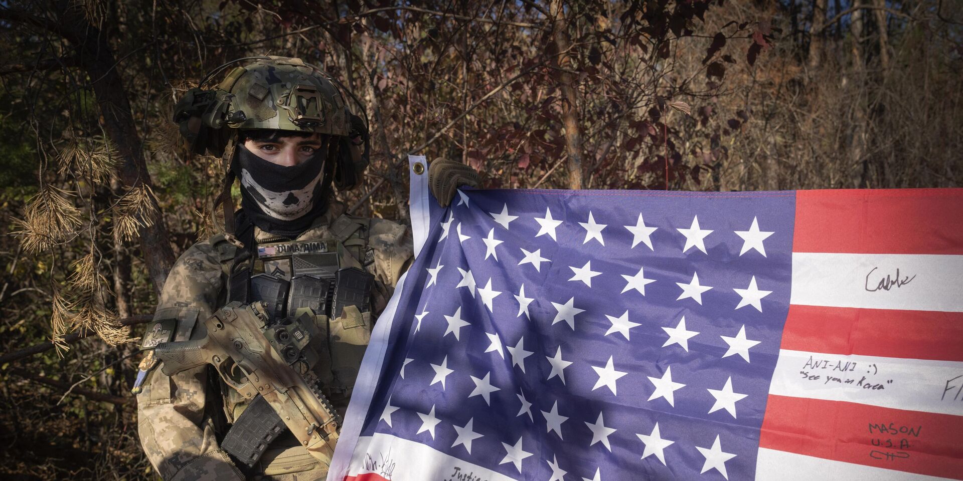 25-летний наемник с позывным Дима из Техаса держит флаг США на своей позиции недалеко от линии фронта в Харьковской области, Украина - ИноСМИ, 1920, 22.07.2025
