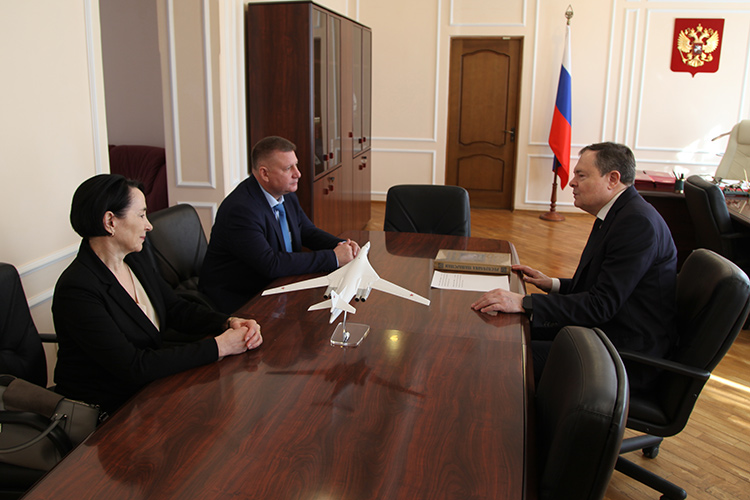 На этой неделе в Татарстан приезжал руководитель управления РКН по ПФО Дмитрий Поляничев. Вместе с Еленой Григорьевой они посетили главного федерального инспектора по РТ Виктора Демидова