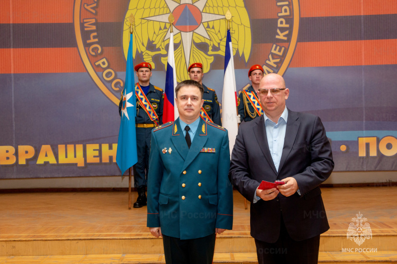 Торжественное награждение сотрудников МЧС России ко Дню пожарной охраны