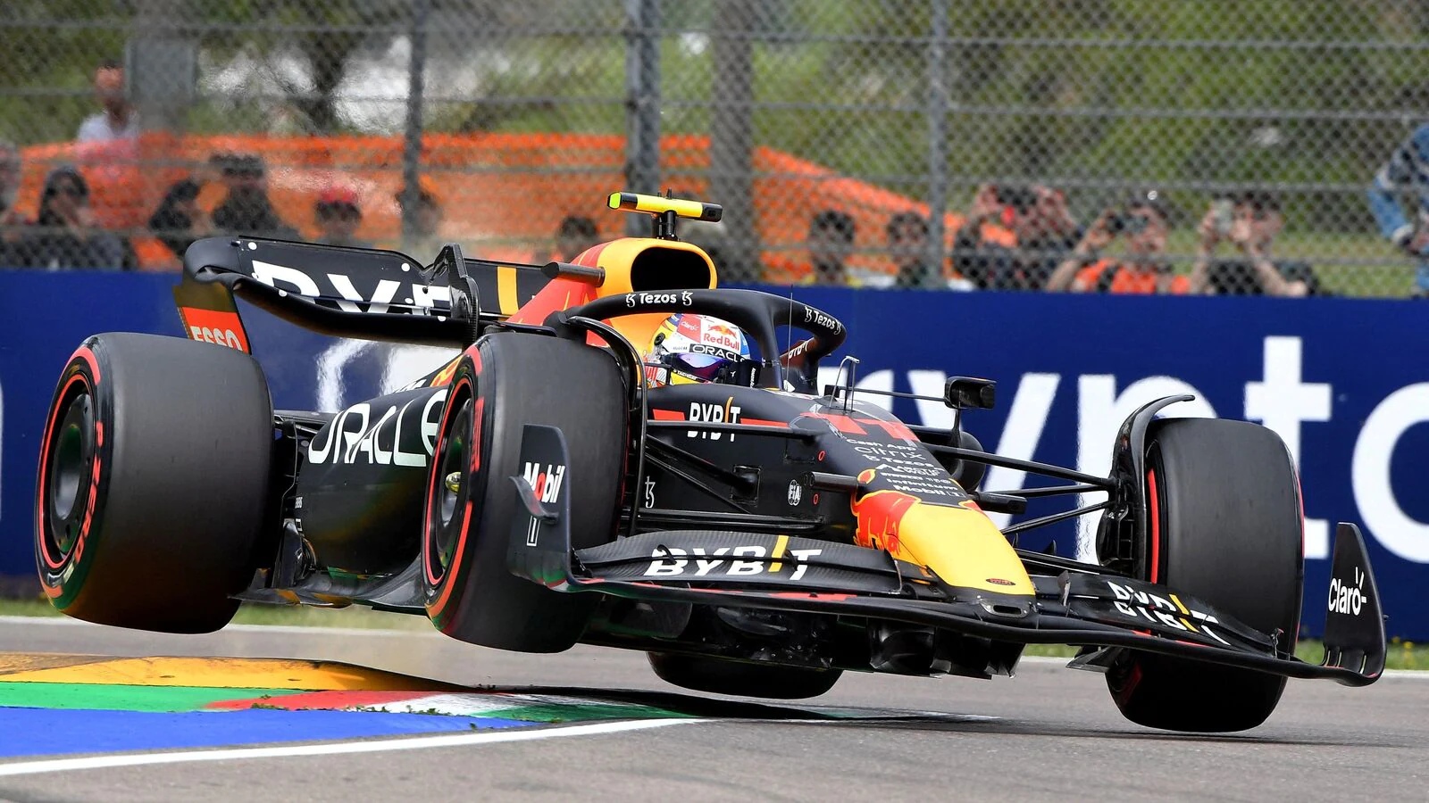 Гран при майами спринт. Red bull f1 rb18. Rb18 f1. Ф 1 В Майами ред Булл 2023. Болид Red bull 2023 Майами.