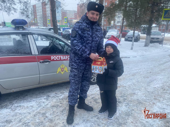 Дед Мороз специального назначения исполнил новогоднее желание детей из многодетной семьи сотрудницы Росгвардии