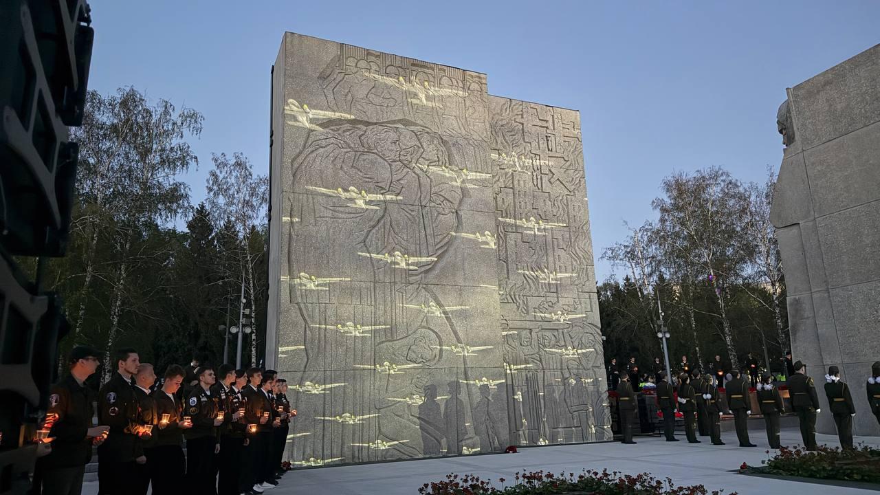Фото Тысячи новосибирцев приняли участие в акции «Свеча Памяти» — 20 ярких кадров 5