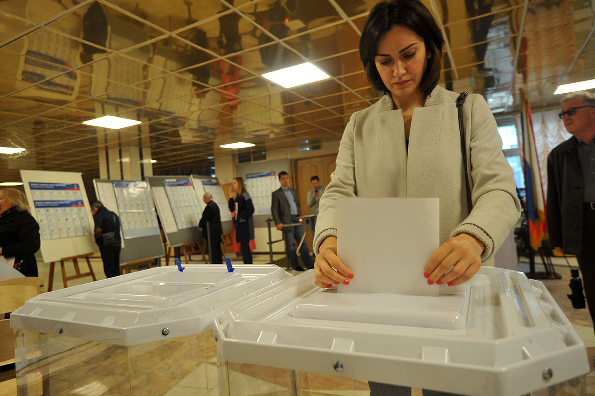 15 апреля выборы. Выборы в России. Люди на выборах. Голосует на выборах. Выборы урна для голосования.