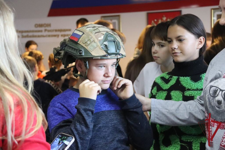 Читинские школьники побывали в гостях у ОМОН «Коршун» 