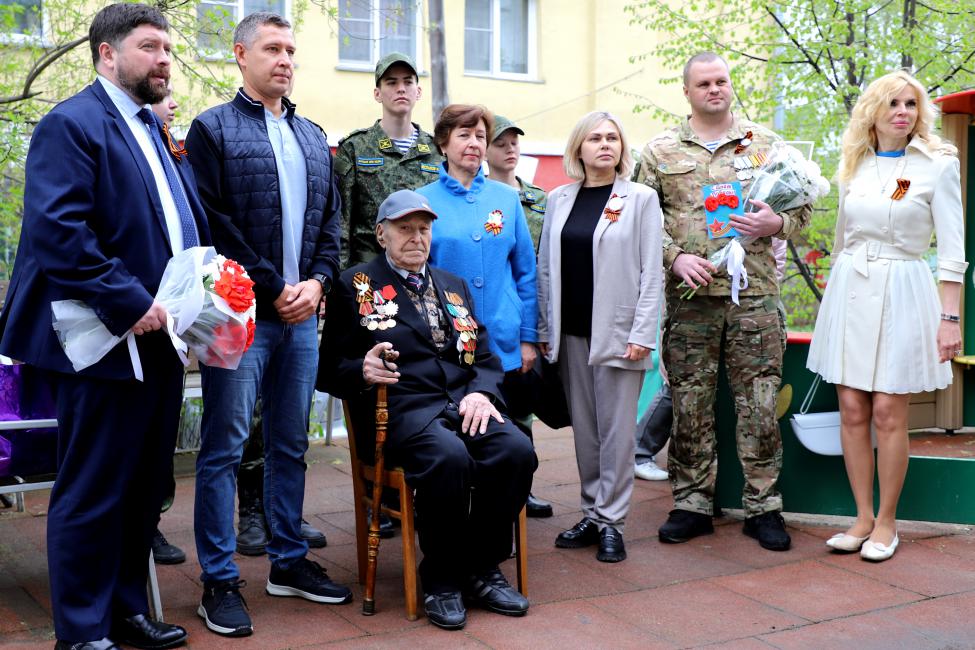 Рядом с ветераном - его родные, соседи, представители органов власти, фото Александры Федотовой