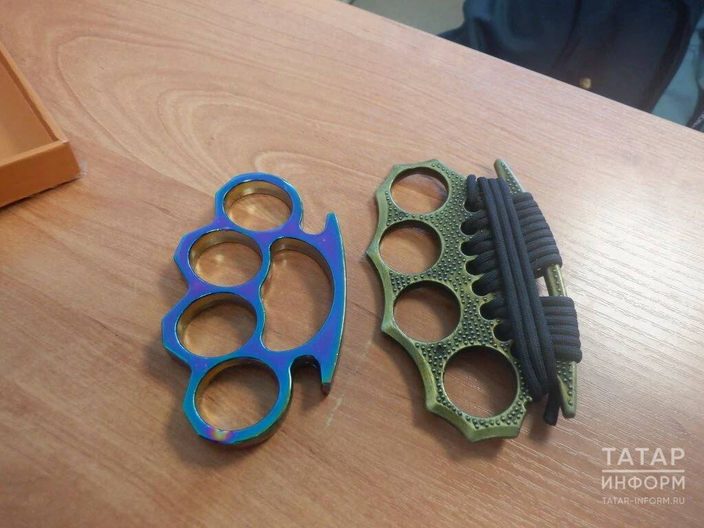На жительницу Казани завели дела за ввоз кастетов из Таиланда