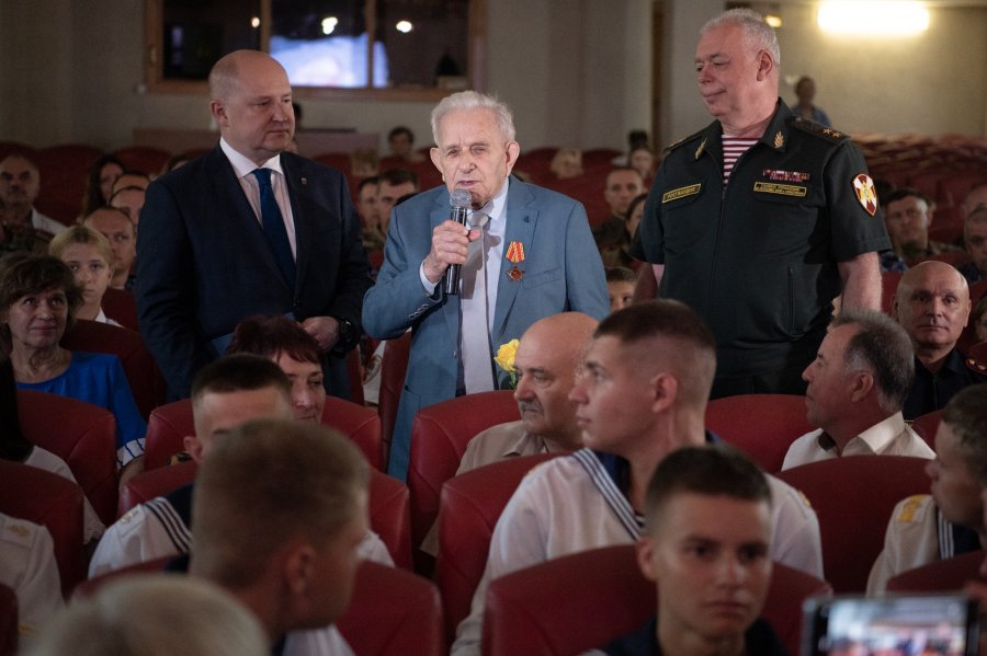 Михаил Развожаев поздравил со столетним юбилеем ветерана Михаила Латоху