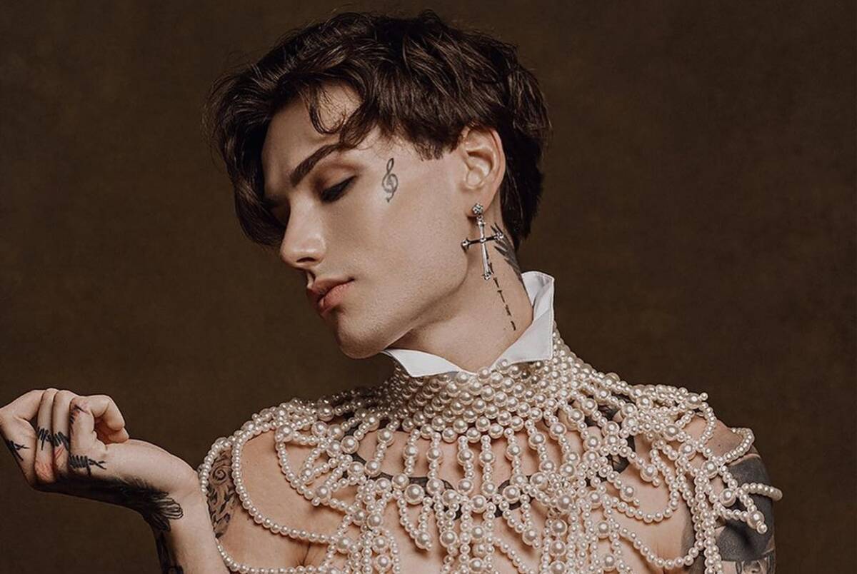 Мания холидей бой песня текст. Mania певица фото. Мания холидей песню. Холидей бой 2023. Мания холидей песню.