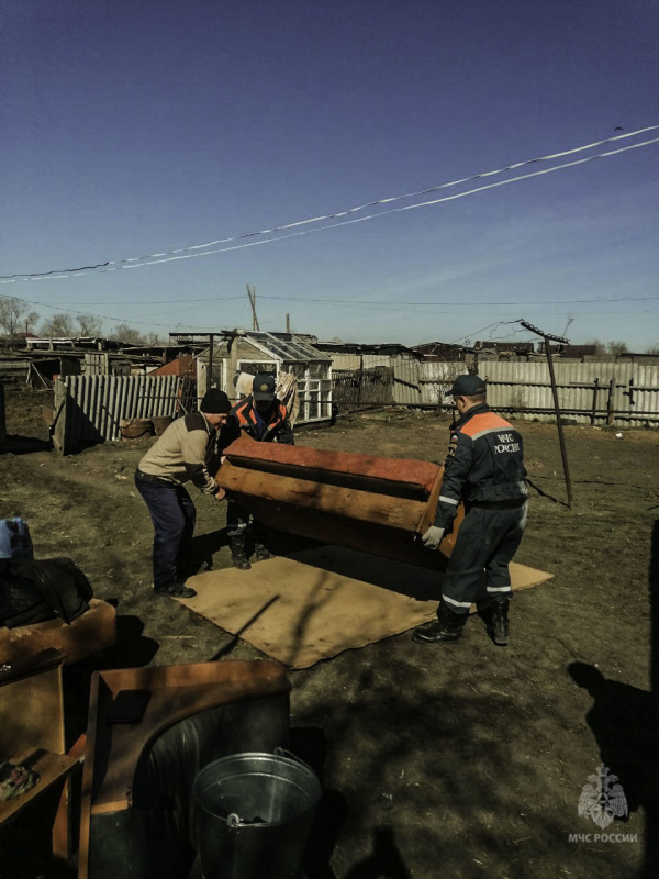 Спасатели МЧС России круглосуточно работают на подтопленных территориях