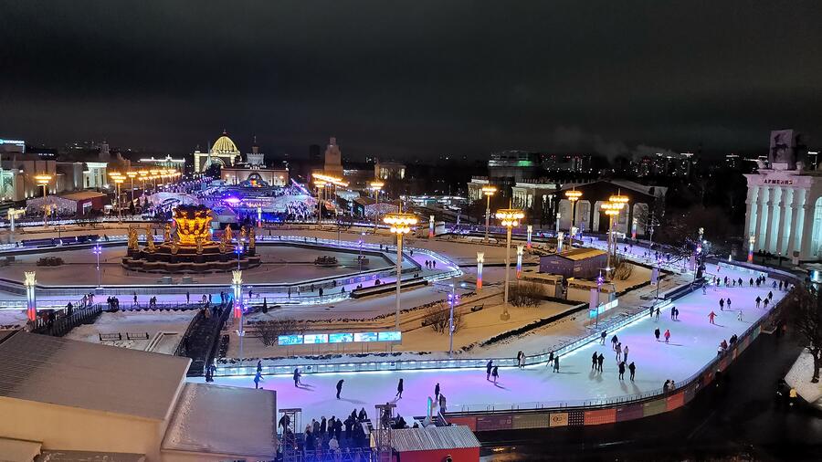 Зимние традиции и рекорды на самом большом катке Москвы … Foto 18