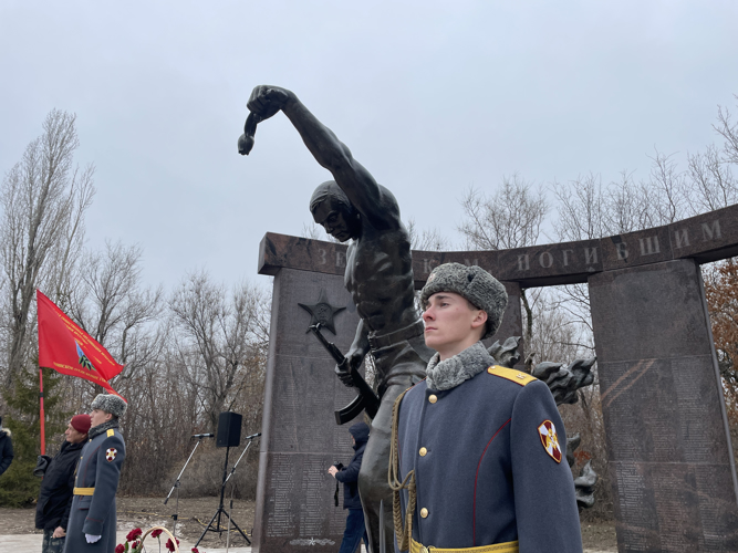 В Саратове сотрудники Росгвардии возложили цветы к памятнику «Землякам, погибшим в локальных войнах»