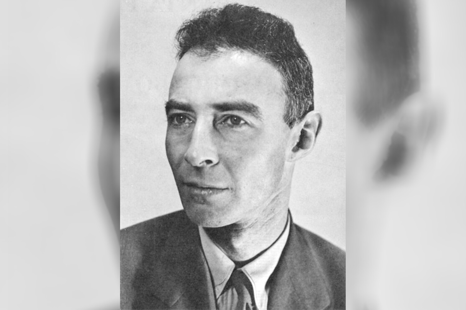 Физик роберт оппенгеймер бомба. Роберт оппенгеймер (1904-1967). Роберт оппенгеймер и атомная бомба. Роберт оппенгеймер и атомная бомба. Оппенгеймер нагасаки.