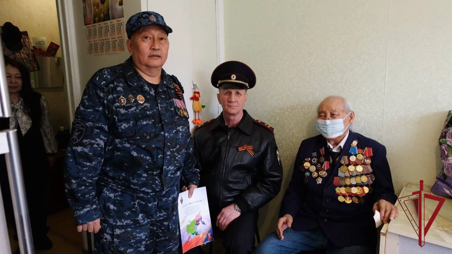 В Якутске сотрудники Росгвардии поздравили с наступающим Днём Победы 103-летнего ветерана-фронтовика 