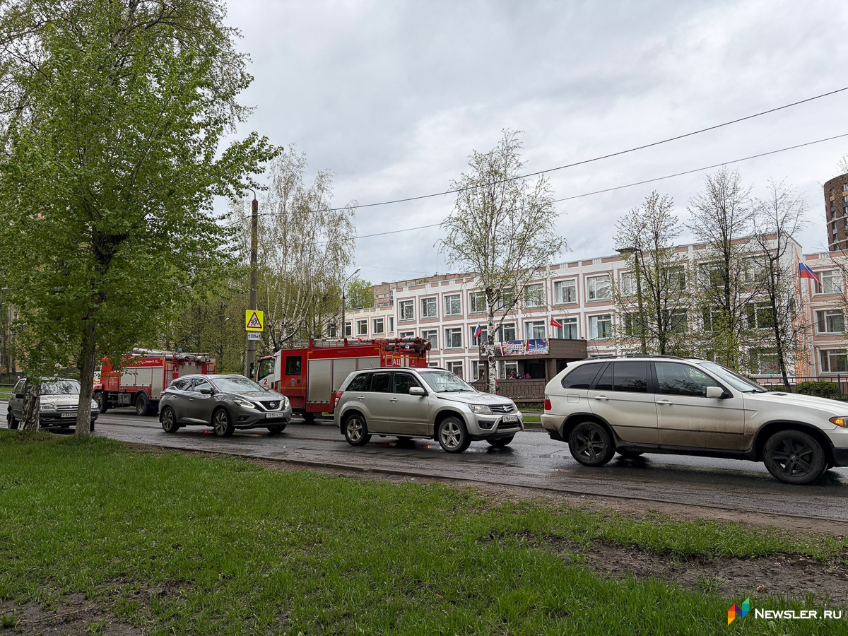 К школе №10 в Кирове съехались пожарные машины