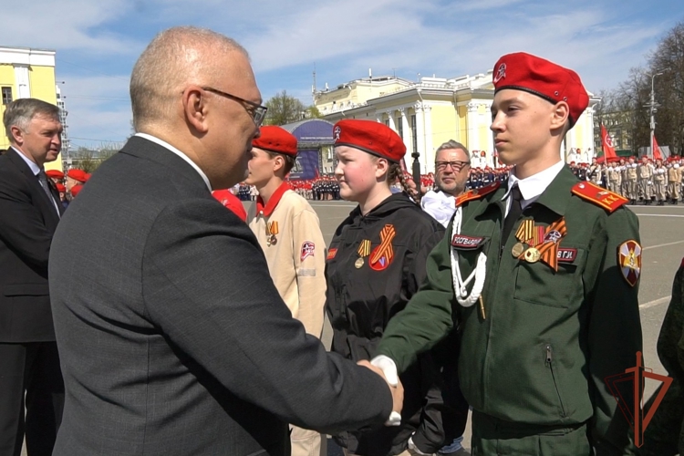Подшефные кировских росгвардейцев приняли участие в юнармейском параде