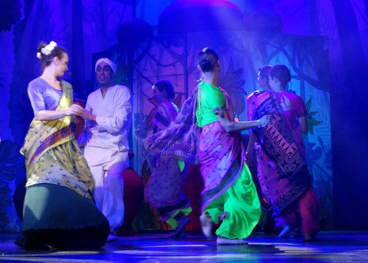 магнитогорский театр оперы и балета. театр мюзикла сцена. золотая антилопа омск музыкальный театр. театр оперы и балета магнитогорск. мюзикл золотая.