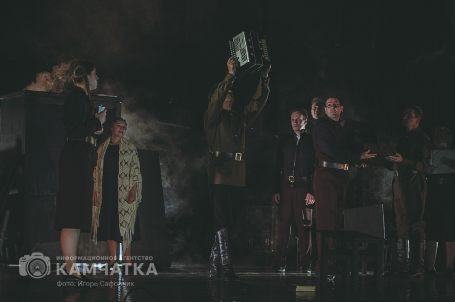 Предпремьерный показ спектакля «Завтра была война» на Камчатке (фоторепортаж). Фото: ИА «Камчатка» \ Игорь Сафончик. Фотография 3