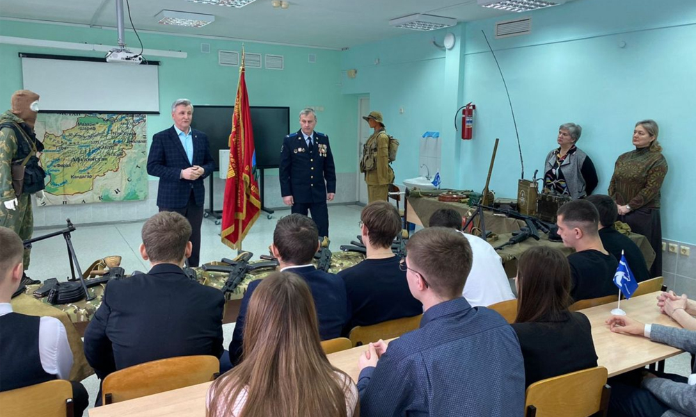 Калачинские школьники познакомились с историей отечественного оружия на уроке мужества