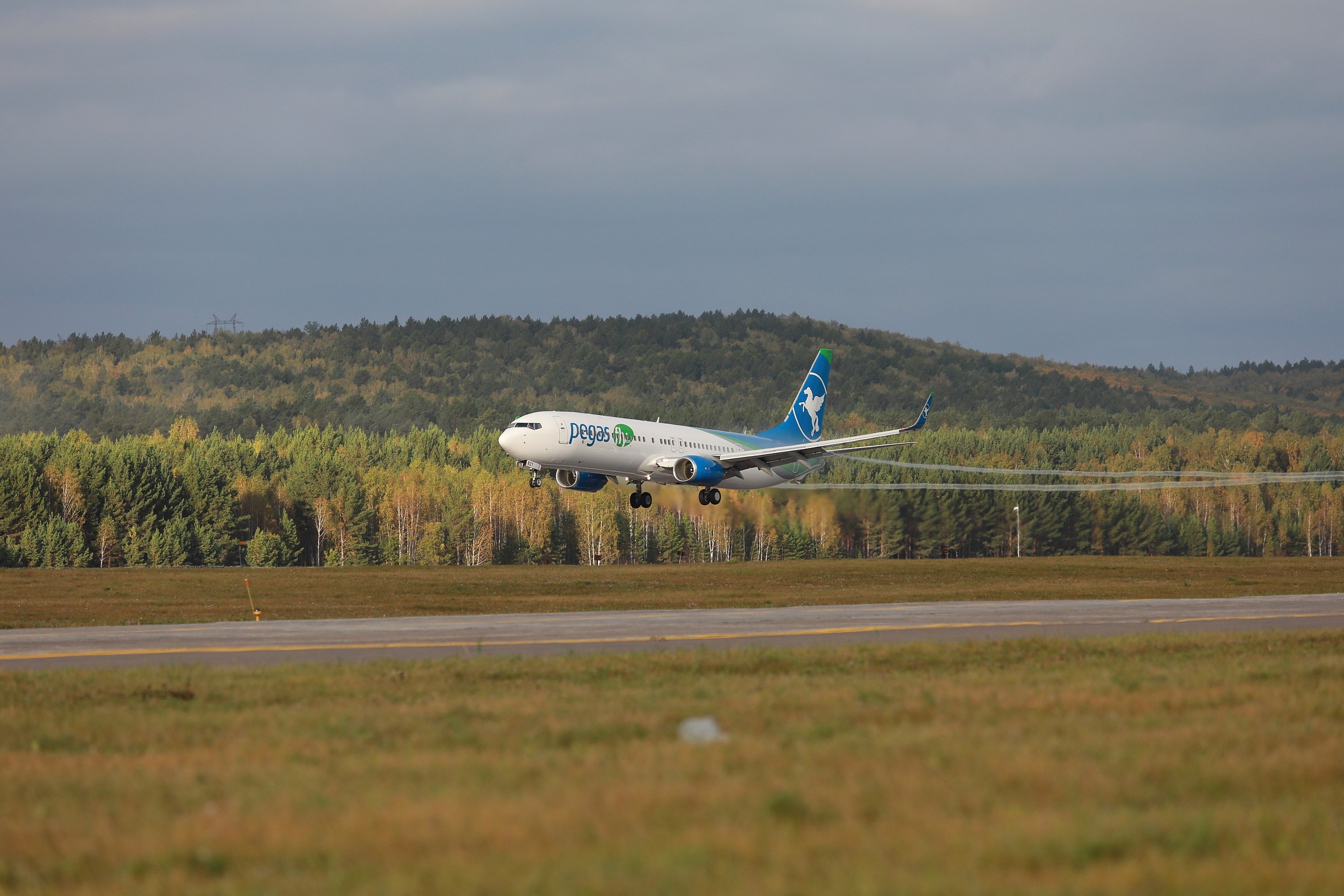 Самолет красноярск якутск. Аэродромы Красноярск край. Самолет Красноярск. Полет на аэроплане Красноярск. Приаэродромная территория аэродром Салехард.