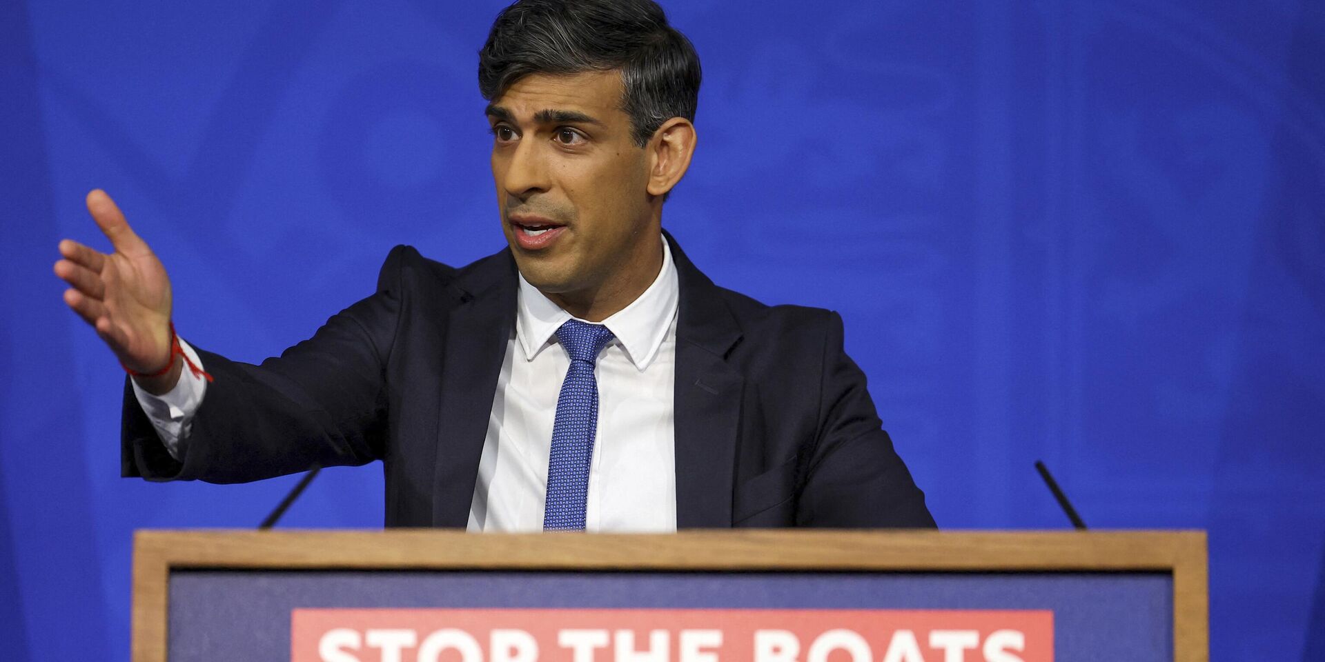 Бывший премьер-министр Великобритании Риши Сунак выступает на пресс-конференции на Даунинг-стрит в Лондоне 22 апреля 2024 года по поводу депортации мигрантов из страны в Руанду. - ИноСМИ, 1920, 06.06.2025