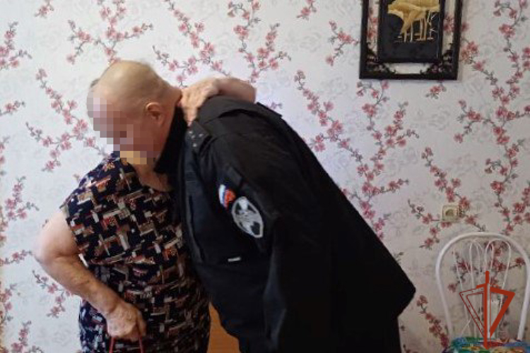 Сотрудники спецназа Росгвардии в Томске поздравили с Новым годом и Рождеством Христовым семьи погибших товарищей