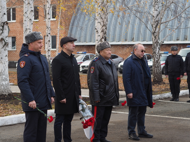 В ОРЕНБУРЖЬЕ ПРЕДСТАВИТЕЛИ РОСГВАРДИИ ВОЗЛОЖИЛИ ЦВЕТЫ К ПАМЯТНИКУ ПОГИБШИХ КОЛЛЕГ, СРЕДИ КОТОРЫХ – БОРЦЫ С ОРГАНИЗОВАННОЙ ПРЕСТУПНОСТЬЮ