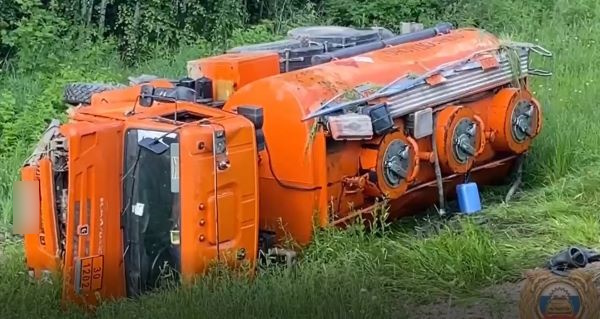 В Иркутской области на дороге перевернулся бензовоз